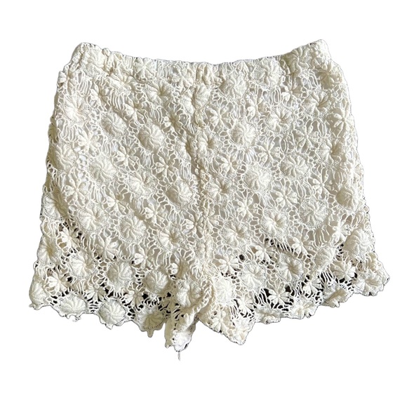 CREAM LULUS SHORTS WITH LACE OVERLAY AND SHELL EMBELLISHMENTS SIZE EXTRA SMALL - Picture 3 of 5